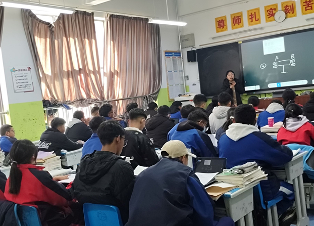 运用中平均每节课要进行4-5次的有效互动和数据反馈 运用中平均每节课要进行4-5次的有效互动和数据反馈